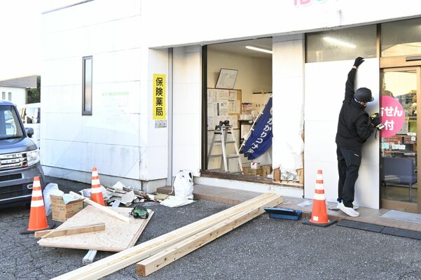乗用車が突っ込んだ薬局＝26日午後３時30分、栃木市藤岡町藤岡
