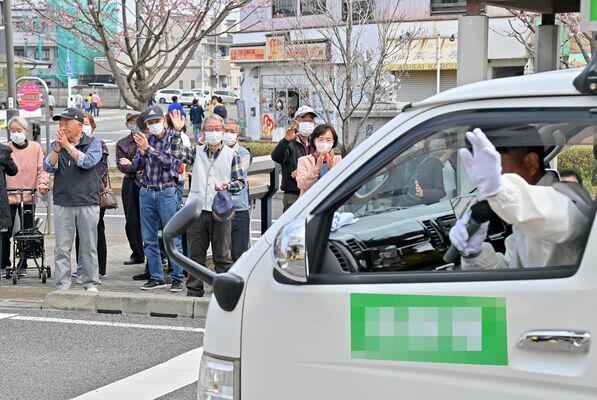 候補者を乗せた選挙カーに手を振る有権者たち＝31日午後１時、小山市内（画像は一部加工しています）