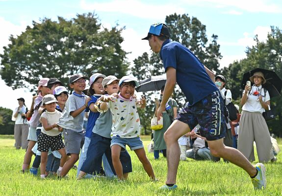 鬼ごっこ遊びで無邪気な笑顔を見せる子どもたち