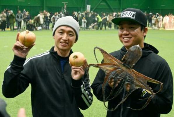 　自主トレ公開後、撮影に応じる阪神・近本（左）と村上＝兵庫県淡路市