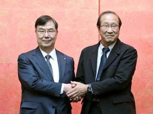 対談を終え握手する、ノーベル生理学・医学賞に選ばれた坂口志文大阪大特任教授(左)と化学賞に選ばれた北川進京都大特別教授=10日午後、京都市左京区