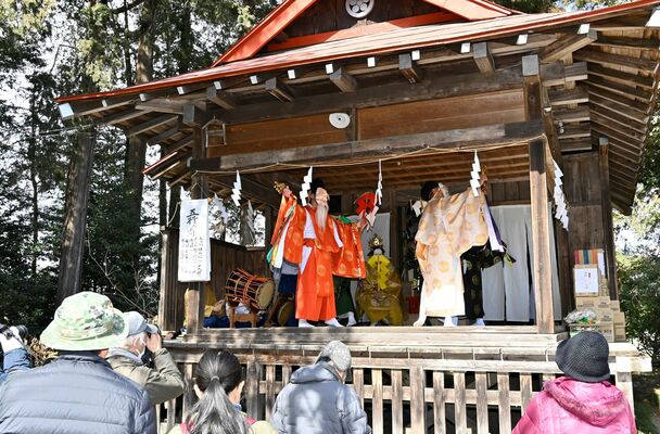 神楽殿で奉納された「五行の舞」