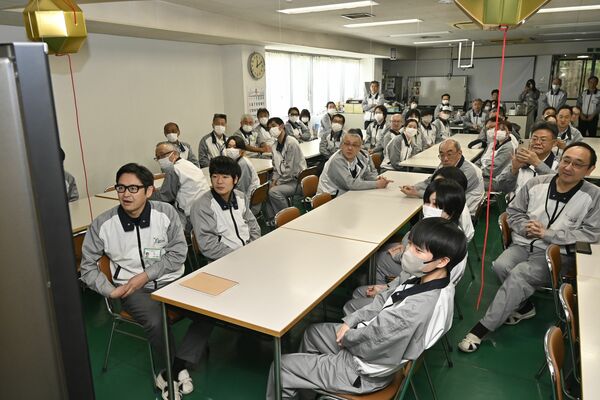 自社衛星を載せたロケット打ち上げを見守る大日光・エンジニアリングの社員ら＝23日午後、日光市根室