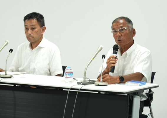 競技結果の訂正について説明する日本陸連の鈴木競技運営委員長（右）＝都内