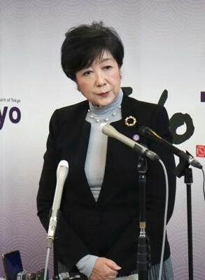 記者団の取材に応じる東京都の小池百合子知事=3日午後、都庁