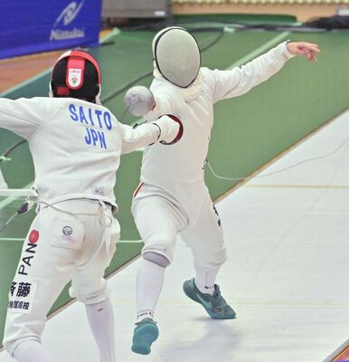 フェンシング男子エペ準々決勝　栃商の後藤（奥）が相手からポイントを奪う