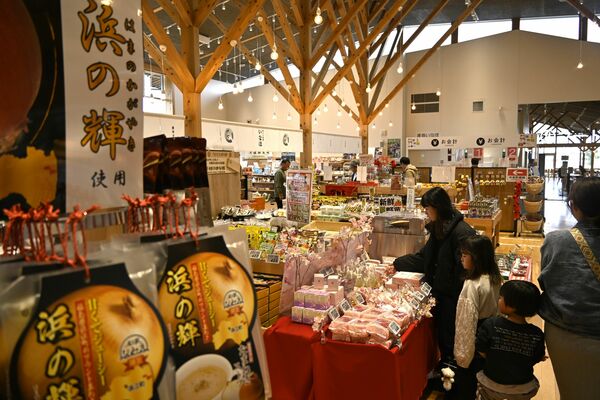 地元特産物やその加工品が並ぶ「いろどり産直いなほ」