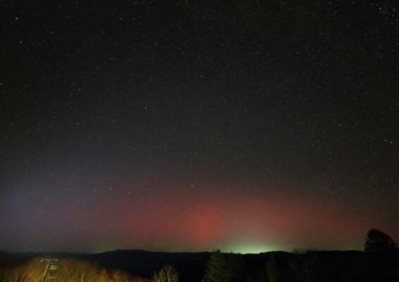 　北海道陸別町で観測されたオーロラ＝１２日午後６時５２分（りくべつ宇宙地球科学館提供）