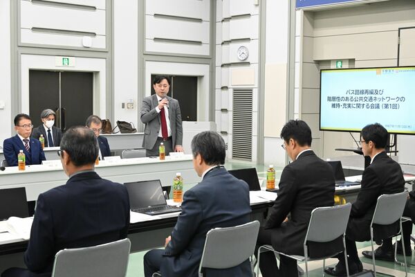 会議の冒頭、あいさつをする関東自動社の吉田社長=13日午後、宇都宮市役所