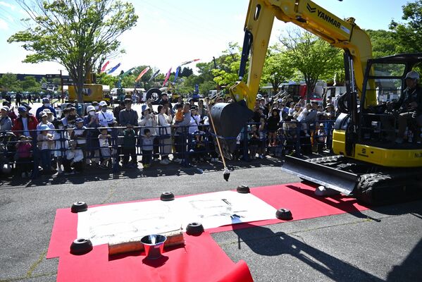 人気を集めているショベルカーの書道パフォーマンス