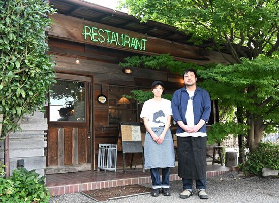 2代目の閏米雄一さん(右)と妻みどりさん