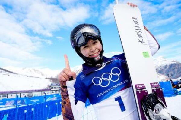 　練習後、撮影に応じる三木つばき＝リビーニョ（共同）