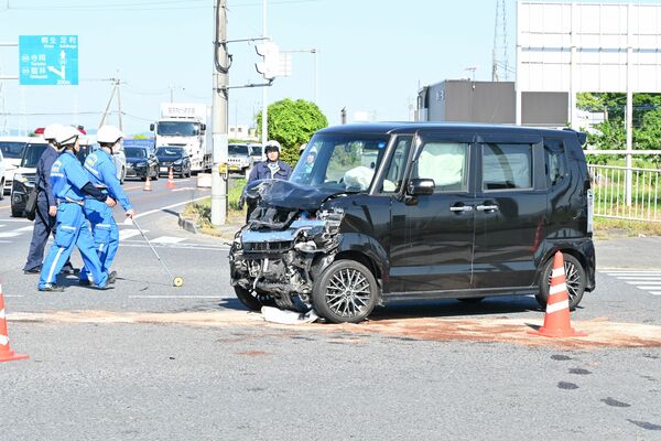 乗用車が正面衝突した事故現場