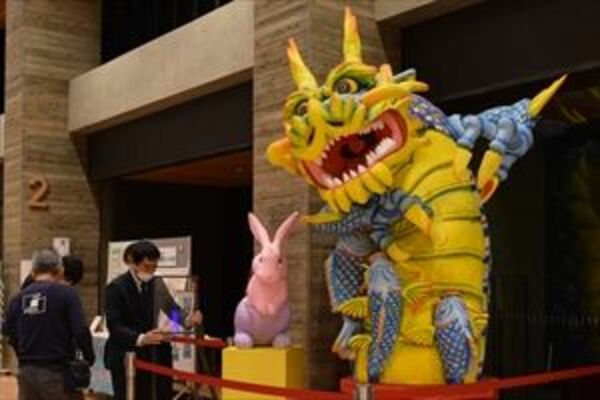 町役場入り口付近に展示された「姿川の龍」