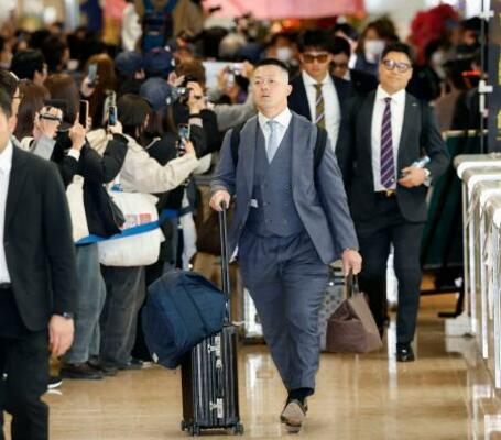 　ＷＢＣに向けた強化合宿のため宮崎空港に到着し、大勢のファンに迎えられる野球日本代表の牧（手前）ら＝１３日
