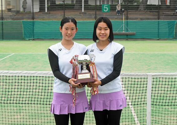 女子ダブルス優勝の大久保・山口組（作新）