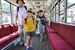 公開された路面電車の中を見学する観光客