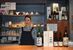 店内に立つ上山さん