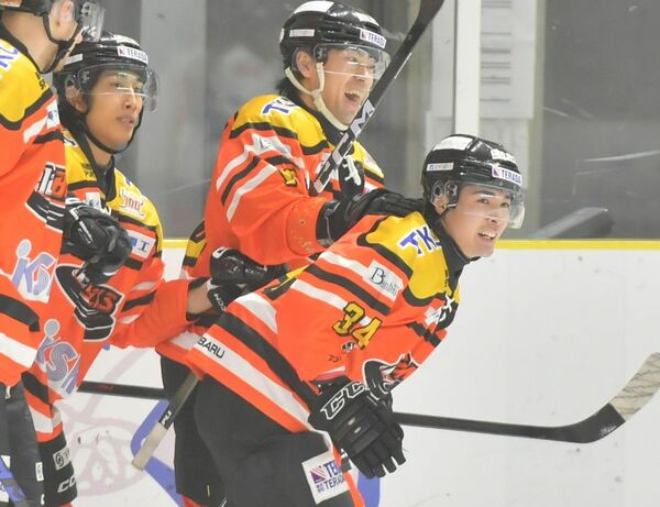 第２ピリオド９分２秒、バックスのＦＷ井口（右）がプロ初ゴールを挙げ、仲間に祝福される＝鈴木久崇撮影