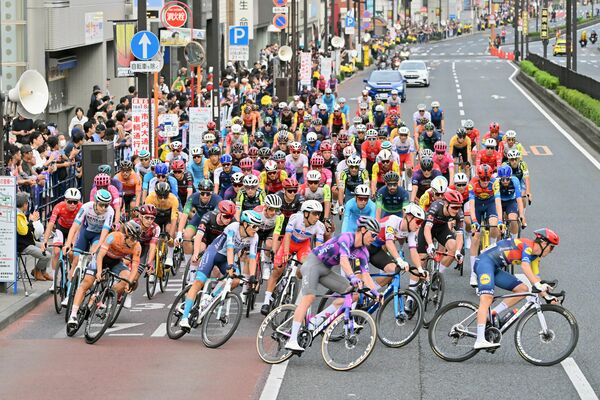 大通りを走る世界各国の選手たち=18日午後3時40分、宇都宮市泉町、河野光吉撮影