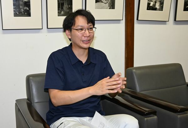 清酒酵母による発酵などの苦労を振り返る西堀専務=小山市