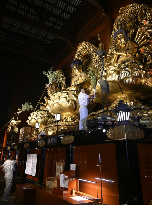 三仏堂で行われたすす払い供養＝１４日午前、日光市山内