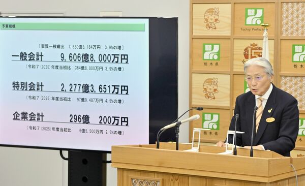 ２０２６年度県当初予算案について説明する福田知事＝６日午前10時５分、県庁、磯真奈美撮影