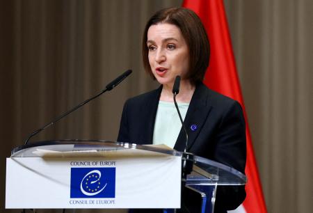 　モルドバのサンドゥ大統領＝２０２５年１２月、オランダ・ハーグ（ロイター＝共同）