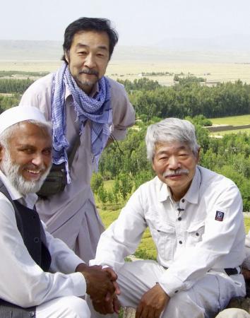 アフガニスタンで中村哲さん（右）と写真に納まる谷津賢二さん（上）＝２０１９年４月（日本電波ニュース社提供）