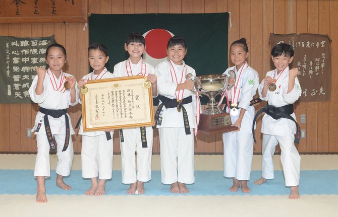 昨年の全国大会で形と組手で優勝し、文部科学大臣杯を勝ち取った選手たち。 左から小林 希珠(のぞみ)さん、長谷川 珠来(じゅら)さん、青木 南似香（みにか）さん、永井 姫那(ひな)さん、川井田 美憂(みう)さん、早乙女 結良(ゆら)さん。