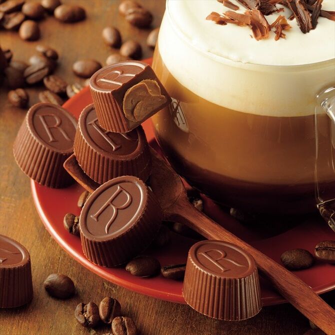 コーヒーとココアをブレンドしたクリームを、すっきりとした甘さのチョコレートに閉じ込め、食感の良いクッキークランチがアクセント。10個。567円