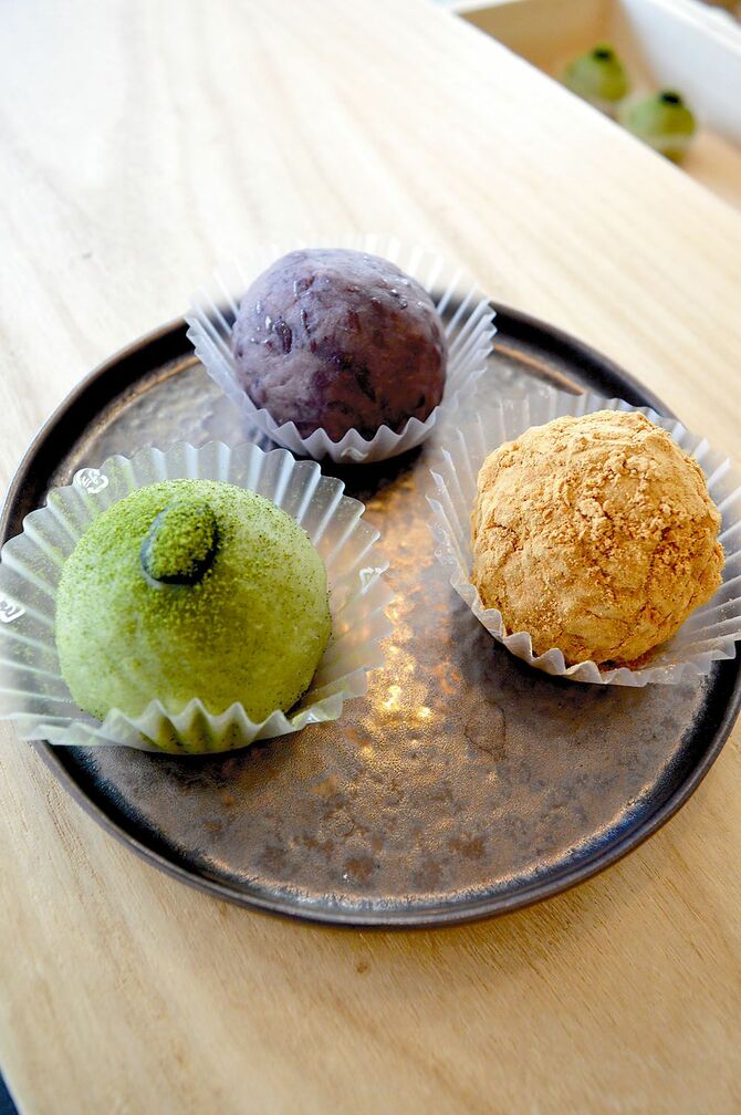 定番人気の「あずき」（奥）、「宇治　抹茶」（245円・左）、「黒須きなこ」（195円）　