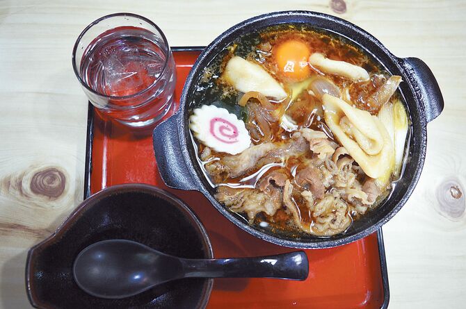 郷土食にアレンジを加えた冬季限定「牛すき焼耳うどん」