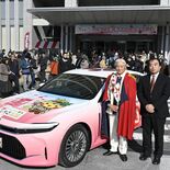 栃木トヨタ、「いちごクラウン」新調　車体に県産品種がずらり、PRを全力…