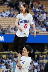 「りくりゅう」リフトで始球式