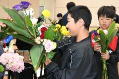 県産花束ねて家族に感謝を 