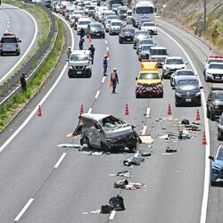 宇都宮の東北道で重体事故　普通貨物自動車が大破　午後2時現在、下り線通行止め