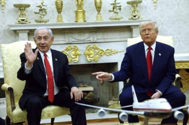 　４月、ワシントンで会談するトランプ米大統領（右）とイスラエルのネタニヤフ首相（ゲッティ＝共同）