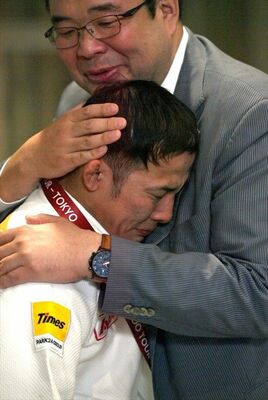 男子60キロ級決勝で敗れ、涙を流す高藤＝東京体育館