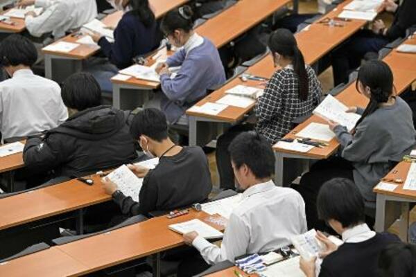 　大学入学共通テストに臨む受験生＝１７日、東京都文京区の東大