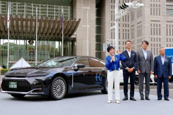 　水素で走る燃料電池車のタクシーの出発式に出席した東京都の小池百合子知事（左端）ら＝３日午後、東京都庁