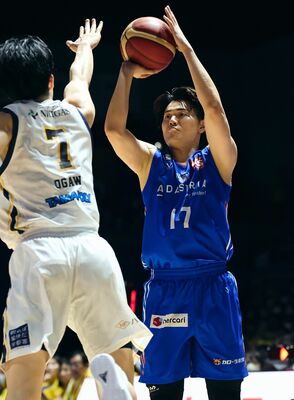 茨城の日本人エースとしてチームのＢ１残留に貢献した山口（右）＝水戸市、５日のブレックス戦から