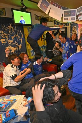 日本の同点となる2点目のゴールに喜びを爆発させるサポーターら=15日午前6時50分、宇都宮市二荒町、佐々木優衣撮影