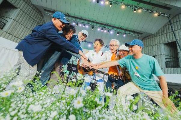 　日比谷公園大音楽堂で恒例の「グリーンパラダイス」のステージに臨む南こうせつら＝５月４日、東京都千代田区