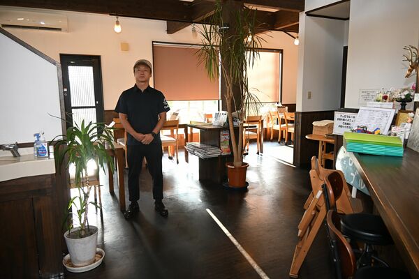 落ち着いた雰囲気が漂う店内と安藤さん