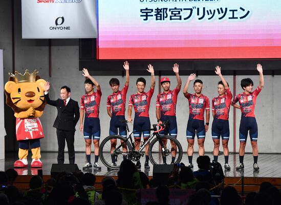 チームプレゼンテーションに参加し、ファンに手を振る宇都宮ブリッツェンの選手ら＝14日午後７時５分、宇都宮市江野町