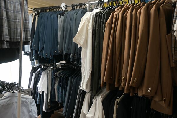 宇都宮市学生服リユースｓｈｏｐリボンに並ぶ県内高校などの学生服＝７日午後、宇都宮市内