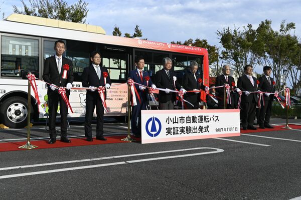 テープカットを行う出席者ら