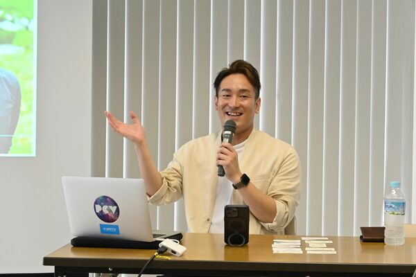 「平和をつくる仕事をつくる」と話す住岡さん。有償化でガイドにもプロ意識が出ると語った＝31日午後、広島市中区