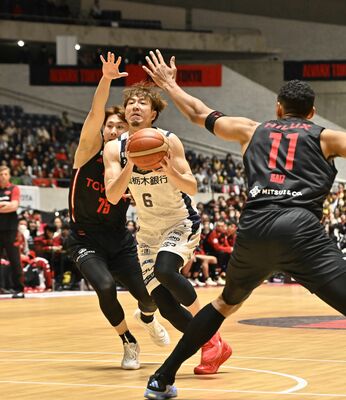 開幕戦で対戦するブレックスとＡ東京＝昨季第23節の対戦より